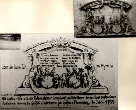 1739 Wappen über der Kirchentür