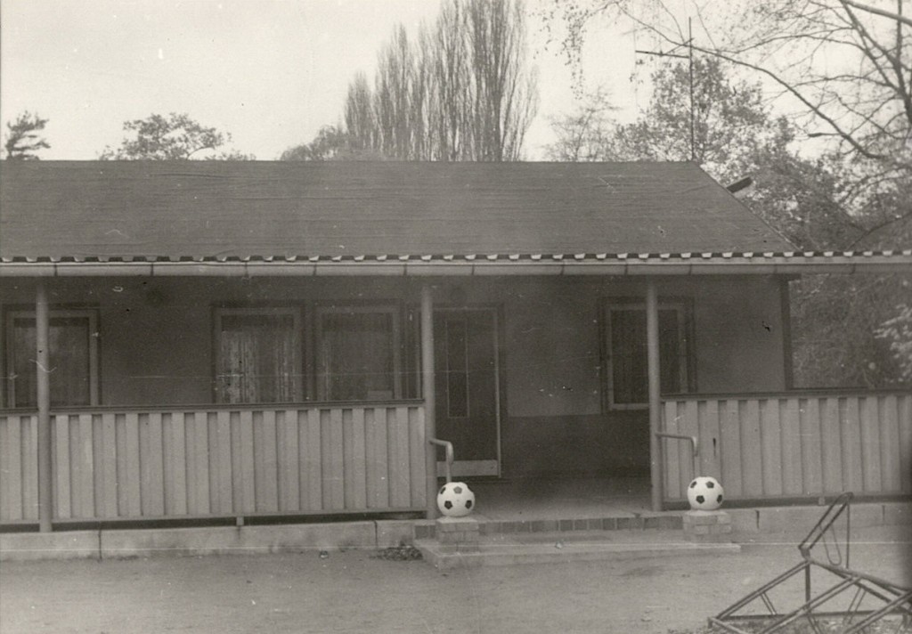 1980 Sportlerheim auf dem Fußballplatz