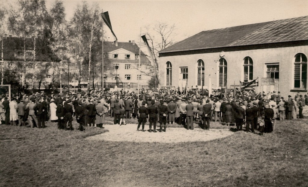 19xx unbekanntes Fest auf dem Sportplatz